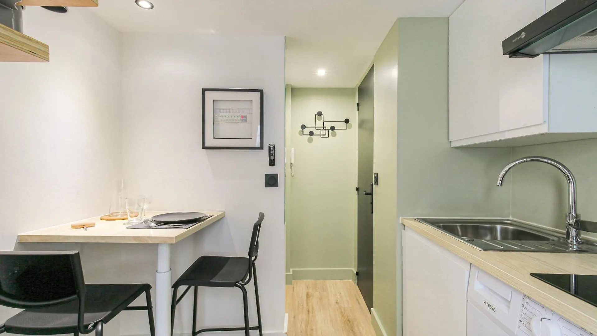 Tiny-Duplex Apartment Lyon 0*,