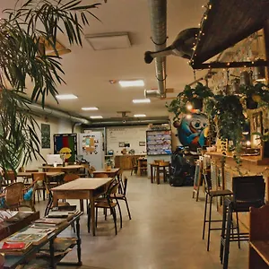 Le Flaneur Hostal